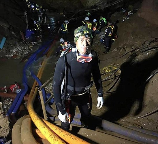 Hình ảnh Kunan trở về trung tâm sau một lần đặt các bình oxy dọc theo mạng lưới ngách bên trong hang trong các ngày trước đó.