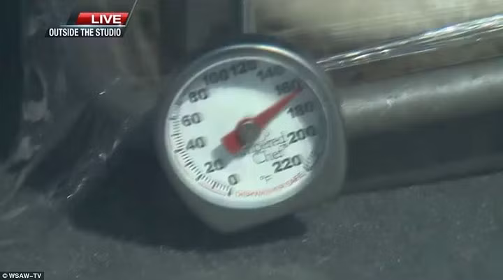 Kết quả bất ngờ, nhiệt độ trong xe lên đến 170 độ F (tương đương gần 80 độ C) và liên tục tăng lên khiến chiếc bánh bị nướng chín. Ảnh: WSAW-TV