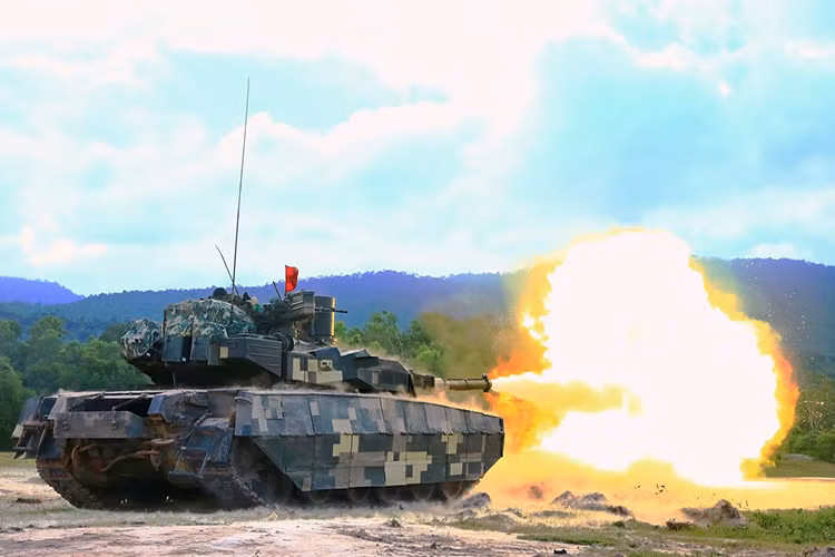 Về mặt hỏa lực T-84 Oplot-M được trang bị pháo chính 125mm KBA-3 có khả năng bắn tên lửa chống tăng qua nòng, cùng với đó là hệ thống động cơ diesel mạnh mẽ KMDB 6TD-2 1.200 mã lực cho phép chiếc xe tăng nặng 46 tấn này di chuyển với tốc độ tối đa lên đến 70km/h. Tầm hoạt động của T-84 Oplot-M vào khoảng hơn 500km quá đủ với yêu cầu tác chiến của Lục quân Thái Lan hiện tại. Nguồn ảnh: thaidefense-news.