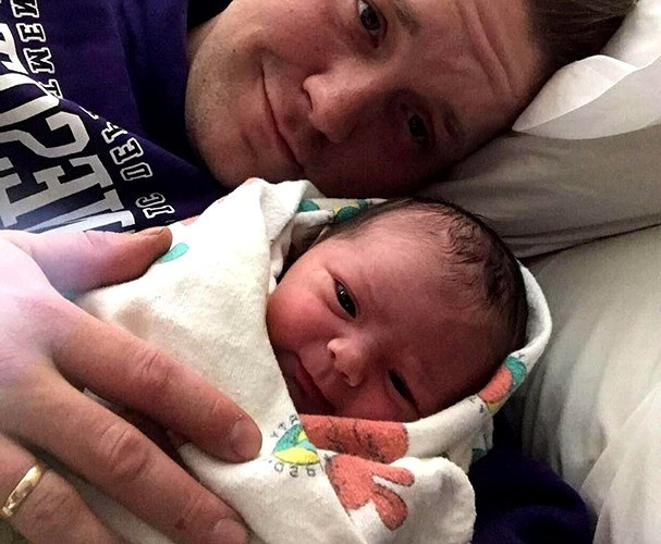 Anh Neubauer bên thiên thần bé nhỏ mới chào đời vào tháng 6 – bé Rosalia (dưới).