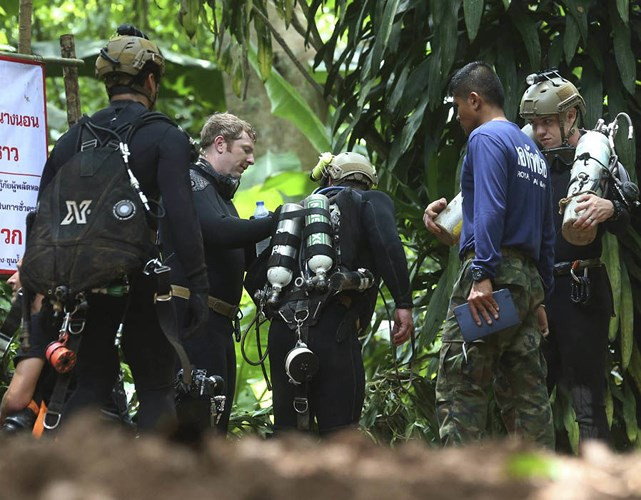 Lực lượng cứu hộ quốc tế chuẫn bị sẵn sàng cho hành trình giải cứu. Ảnh: AP.