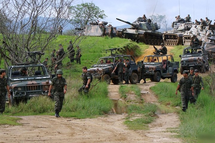 Xe địa hình Marrua bên các xe tăng.