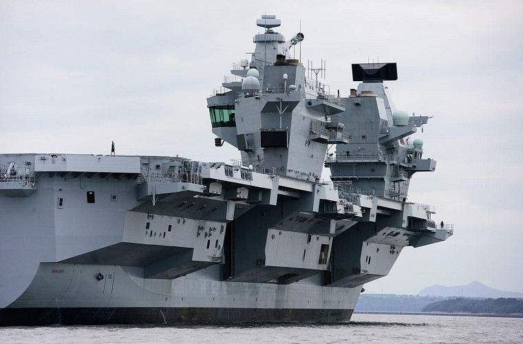 Về thiết kế cơ bản HMS Queen Elizabeth có chiều dài tổng thể 284 mét, với lượng giãn nước tối đa 65.000 tấn, dù không được trang bị động cơ hạt nhân tàu sân bay này vẫn có thể di chuyển với vận tốc tối đa 29 hải lý/giờ với tầm hoạt động lên đến 19.000km và có thể mang theo thủy thủ đoàn 1.600 người. Nguồn ảnh: The Drive.