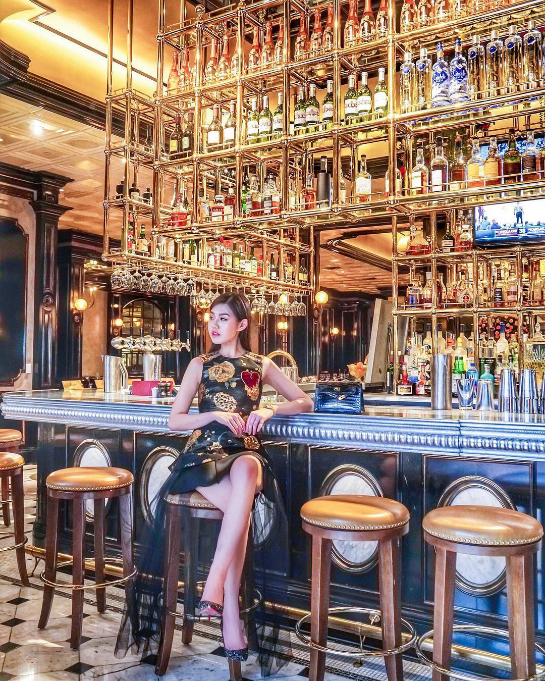 Nguyễn Đặng Tiểu Giang là tiểu thư của một đại gia buôn xe hơi và siêu xe ở Mỹ. Cô sinh năm 1993, đang sống và làm việc tại Los Angeles.