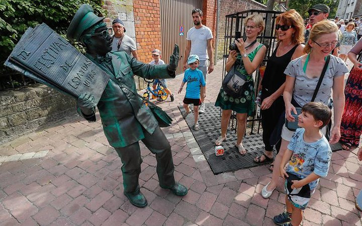 Nhưng hiếm nơi nào có nhiều bức tượng đa dạng về chủ đề như Lễ hội tượng sống “Statues en Marche” ở Marche-en-Famenne.