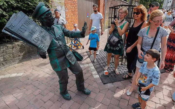 Nhưng hiếm nơi nào có nhiều bức tượng đa dạng về chủ đề như Lễ hội tượng sống “Statues en Marche” ở Marche-en-Famenne.