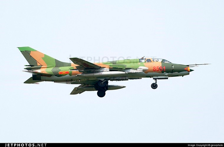 Vụ rơi máy bay Su-22 đầu tiên là vào ngày 9/8/2006, khi một chiếc Su-22 thuộc Trung đoàn không quân 937 xuất phát từ sân bay Thành Sơn (Ninh Thuận) đã gặp sự cố và đâm thẳng vào chân núi Hòn Khô, xã Hòa Sơn, huyện Ninh Sơn, Ninh Thuận. Phi công đã kịp bung dù thoát nạn. Nguồn ảnh: Jetphotos.net