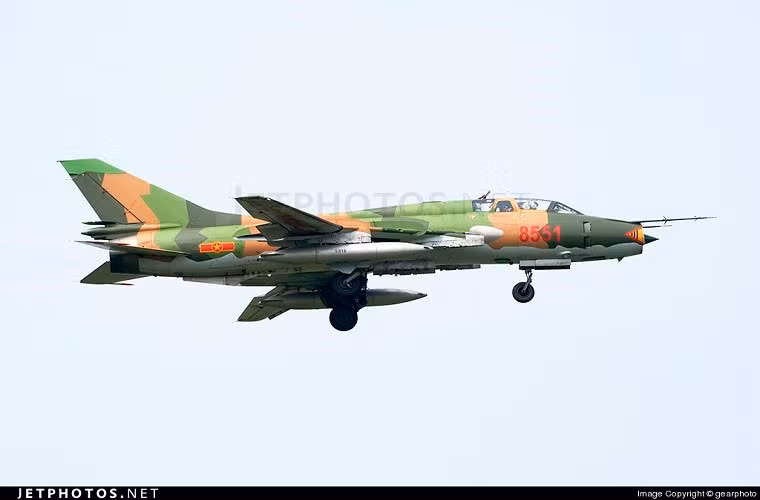 Vụ rơi máy bay Su-22 đầu tiên là vào ngày 9/8/2006, khi một chiếc Su-22 thuộc Trung đoàn không quân 937 xuất phát từ sân bay Thành Sơn (Ninh Thuận) đã gặp sự cố và đâm thẳng vào chân núi Hòn Khô, xã Hòa Sơn, huyện Ninh Sơn, Ninh Thuận. Phi công đã kịp bung dù thoát nạn. Nguồn ảnh: Jetphotos.net