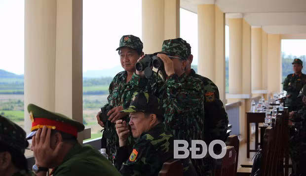 Lãnh đạo tỉnh quan sát trận địa qua ống nhòm. Ảnh: Hồng Phúc.