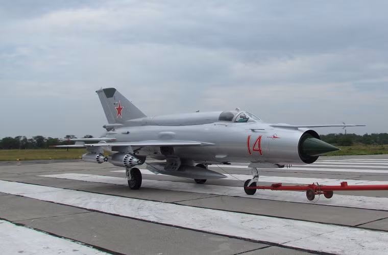 Tiêm kích MiG-21bis mang số hiệu "14" cùng huy hiệu của Không quân Liên Xô trước đây. Nguồn ảnh: UAC.
