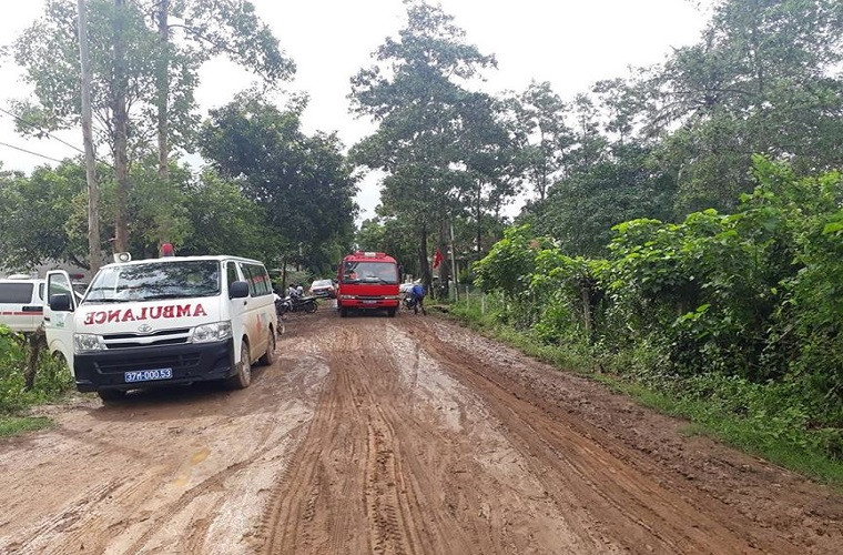 Tại hiện trường rơi máy bay quân sự tại Nghệ An đang có mưa lớn gây khó khăn đáng kể cho công tác cứu hộ cứu nạn. Nguồn ảnh: Cảnh Huệ.