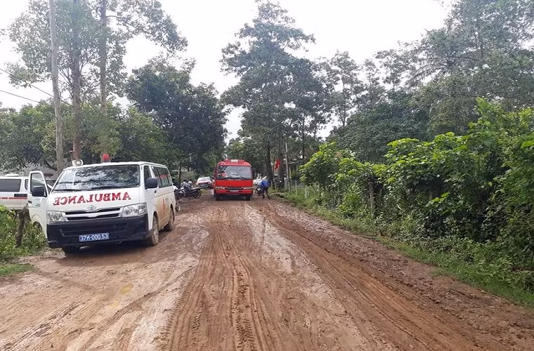 Tại hiện trường rơi máy bay quân sự tại Nghệ An đang có mưa lớn gây khó khăn đáng kể cho công tác cứu hộ cứu nạn. Nguồn ảnh: Cảnh Huệ.