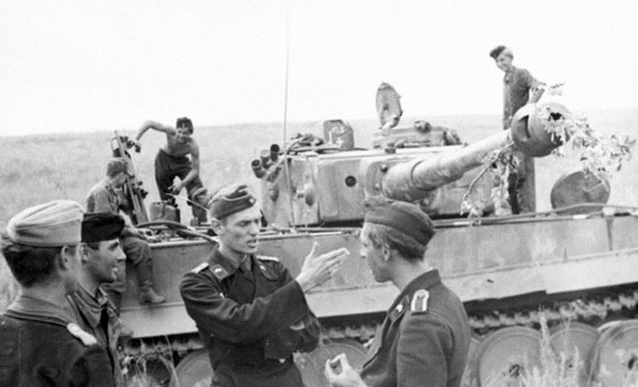 Tại Prokhorovka, Đức huy động các xe tăng hạng nặng mới của mình là Tiger I và Panther để đối đầu với xe tăng T-34 và KV của Liên Xô. Nhưng Đức đã không thể giành được chiến thắng quyết định.