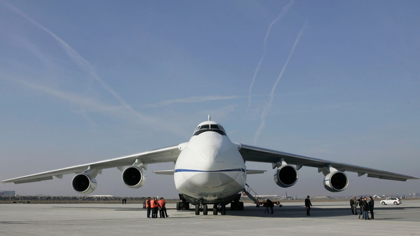  Antonov An-124: là máy bay vận tải quân sự lớn nhất thế giới của Không quân Nga. An-124 dài 68,9 m, sải cánh 73,3 m, trọng lượng rỗng 175 tấn, tải trọng hàng hóa 150 tấn. An-124 sử dụng 4 động cơ phản lực và có thể bay quãng đường dài 3.200 km với tải trọng tối đa.