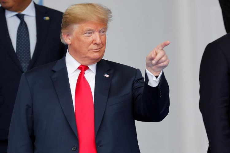 Tổng thống Mỹ cùng cử chỉ ưa thích của ông trong những lẫn xuất hiện trước công chúng. Ảnh: Reuters.