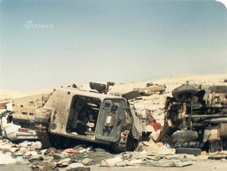 Nhằm đảm bảo hơn cho cuộc rút lui chiến thuật, Iraq đơi đến đêm tối mới hành quân. Một đoàn xe cả quân sự lẫn dân sự dài dằng dặc của Iraq chở các binh sĩ bí mật rút khỏi Kuwait trên xa lộ 80 nối liền với tỉnh Barsa của Iraq, đây cũng chính là con đường mà Hussein đã đưa quân tấn công Kuwait 6 tháng trước đó.