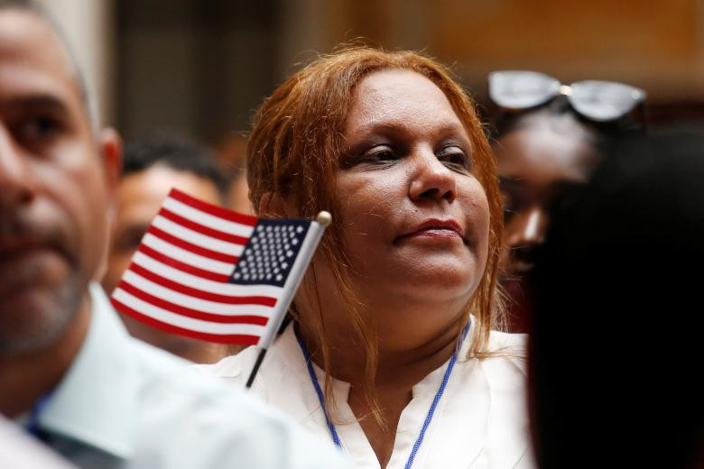 Một công dân Mỹ được trao chứng nhận nhập tịch trong buổi lễ tại New York hôm 3/7. Ảnh: Reuters.