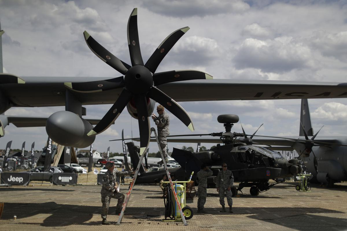 Binh lính Mỹ trang trí lại máy bay vận tải quân sự Hercules tại triển lãm Farnborough. Chiếc máy bay có tải trọng hơn 19.000 kg, có thể thực hiện nhiều nhiệm vụ đa dạng, bao gồm vận chuyển quân sự, tiếp tế, chăm sóc y tế, trinh sát thời tiết, phun hóa chất trên không, chữa cháy và các nhiệm vụ cứu trợ thiên tai. Ảnh: AP.