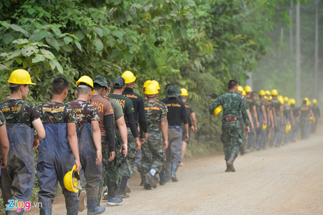 Lực lượng cứu hộ tại hiện trường. Ảnh: Hoàng Việt.