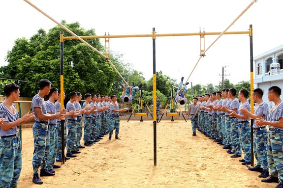 Trổ tài di chuyển trên dây đơn.