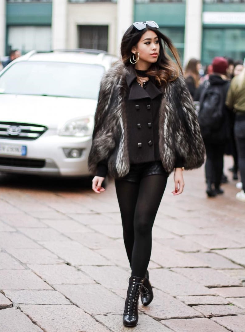 Ái nữ nhà doanh nhân Johnathan Hạnh Nguyễn cũng khiến người hâm mộ ghen tỵ với những bức hình sang chảnh trên đường phố Milan (Italy) ngay sau chuyến đi Paris tháng 3. Người dân Milan rất tự hào về những kiến trúc hiện đại với thiết kế hưng thịnh và gu thẩm mỹ tuyệt vời của mình. Ngoài ra, bạn có thể đến Milan để chiêm ngưỡng nhà thờ Gothich, ngắm nhìn những bức họa của Leonardo Da Vinci hoặc thưởng thức một đêm nhạc trong nhà hát La Scala.