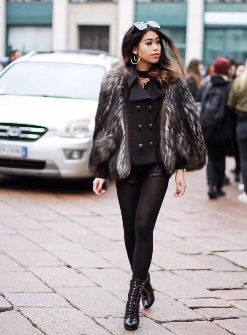 Ái nữ nhà doanh nhân Johnathan Hạnh Nguyễn cũng khiến người hâm mộ ghen tỵ với những bức hình sang chảnh trên đường phố Milan (Italy) ngay sau chuyến đi Paris tháng 3. Người dân Milan rất tự hào về những kiến trúc hiện đại với thiết kế hưng thịnh và gu thẩm mỹ tuyệt vời của mình. Ngoài ra, bạn có thể đến Milan để chiêm ngưỡng nhà thờ Gothich, ngắm nhìn những bức họa của Leonardo Da Vinci hoặc thưởng thức một đêm nhạc trong nhà hát La Scala.