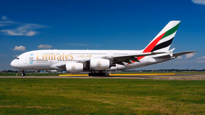 Airbus A380-800: hiện là máy bay chở khách lớn nhất thế giới. Nó dài 72,7 m, sải cánh 79,7 m, trọng lượng rỗng 277 tấn. A380 có thể chở theo tới 850 hành khách nhưng các hãng hàng không chỉ vận chuyển khoảng 450-550 hành khách mỗi chuyến.