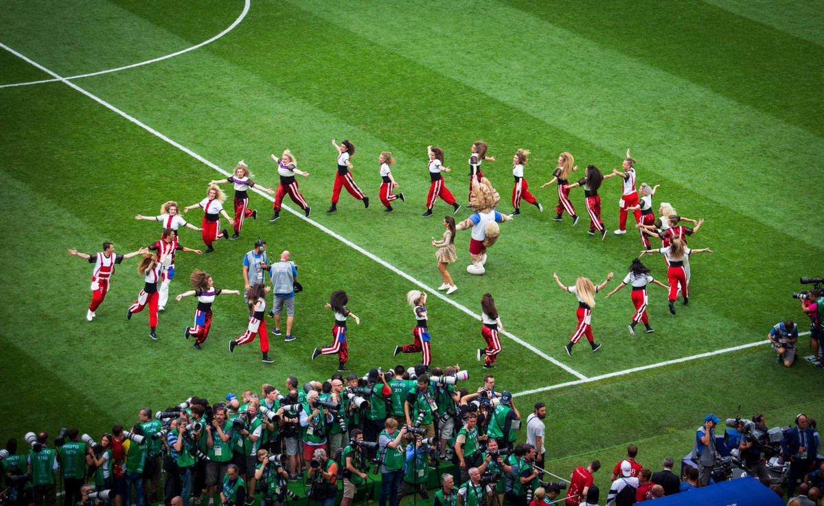 Các vũ công xinh đẹp bên cạnh chú sói linh vật Zabivaka. Ảnh: Thanh Tuấn.