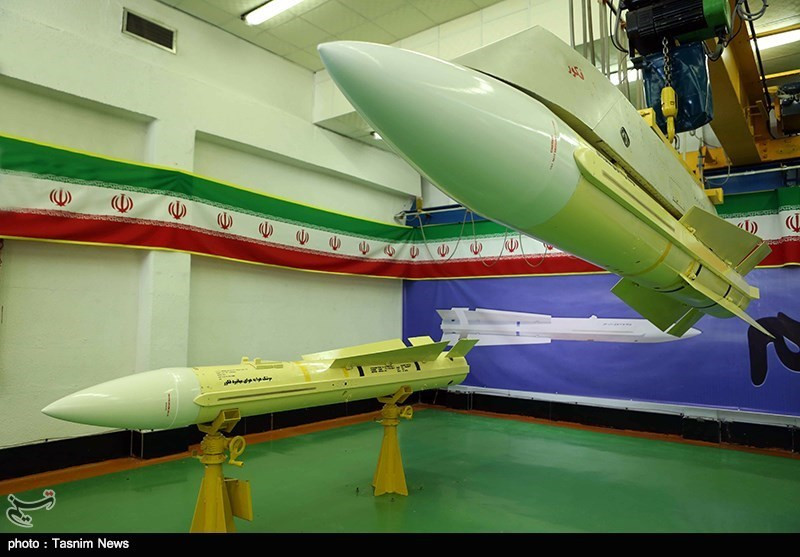 Cận cảnh các tên lửa Fakour-90 đang được Iran sản xuất, về thiết kế tổng thể bên ngoài chúng không khác mấy so với AIM-54 Phoenix ngoại trừ việc được sản xuất mới. Nguồn ảnh: Tasnim News.