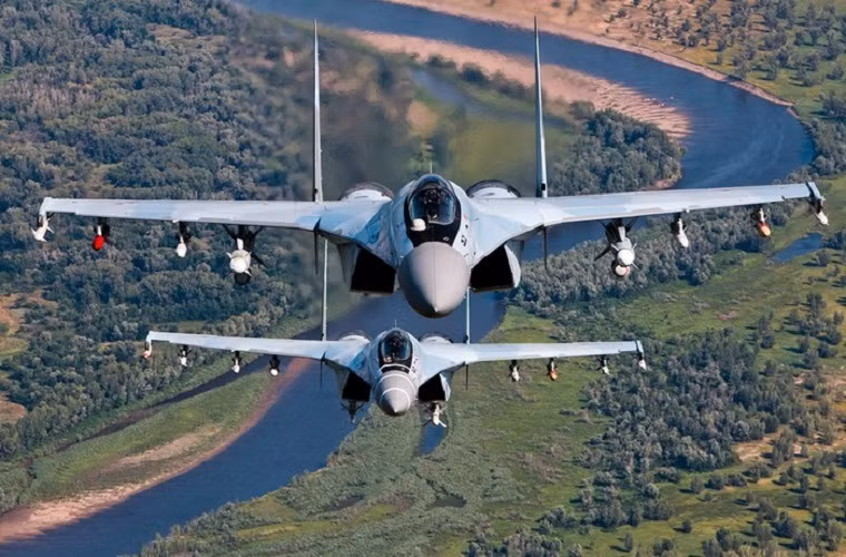 Được biết, trong cuối năm 2017 Tập đoàn Sukhoi đã chuyển giao cho Trung Quốc cùng lúc 10 chiếc Su-35 thuộc lô thứ hai, một phần trong hợp đồng đặt mua 24 chiếc Su-35 trị giá ít nhất 2 tỷ USD được hai bên ký kết từ năm 2015. Trong khi đó lô 4 chiếc Su-35 đầu tiên được Nga chuyển cho Trung Quốc từ năm 2016 và dự kiến sẽ kết thúc trong năm 2019 với lô 10 chiếc Su-35 còn lại. Nguồn ảnh: oruzhie.info.