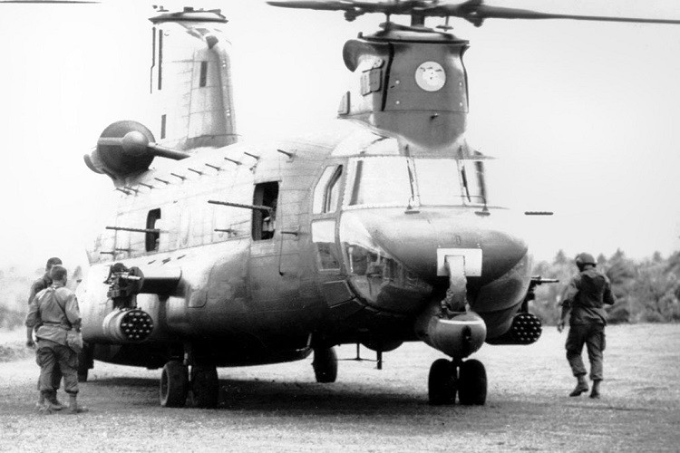 Còn chiếc ACH-47A thứ ba phải hạ cánh khẩn cấp sau khi hỏa lực phòng không mặt đất bắn bị thương và sau đó bị đạn cối của quân giải phóng phá huỷ, may mắn là phi hành đoàn kịp thời thoát thân. Nguồn ảnh: gunsagogo.org.