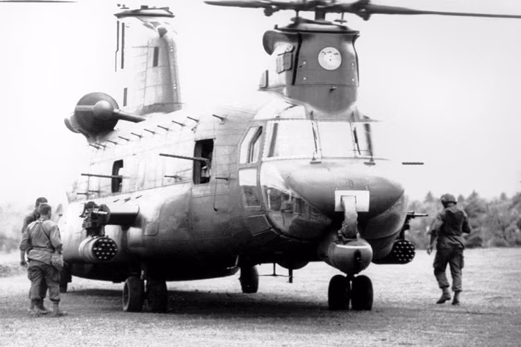 Còn chiếc ACH-47A thứ ba phải hạ cánh khẩn cấp sau khi hỏa lực phòng không mặt đất bắn bị thương và sau đó bị đạn cối của quân giải phóng phá huỷ, may mắn là phi hành đoàn kịp thời thoát thân. Nguồn ảnh: gunsagogo.org.