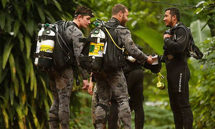 Cảnh sát Liên bang và Lực lượng Quốc phòng Australia trò chuyện cùng một nhân viên cứu hộ Thái Lan (bên phải) hôm 3/7. Ảnh: AP.