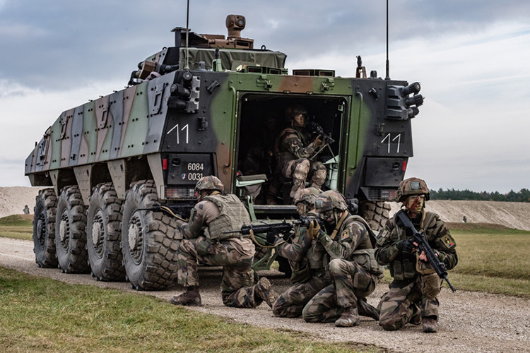 Về trang bị Lục quân Pháp nắm trong tay hơn 500 xe tăng và xe bọc thép chiến đấu, cùng với đó là hơn 5.700 phương tiện bọc thép các loại. Lực lượng xương sống của Lục quân Pháp được tạo thành từ những cái tên khá nổi trội như xe tăng AMX Leclerc, AMX-10 RC, xe bọc thép đa năng VBCI... Nguồn ảnh: wikimedia.