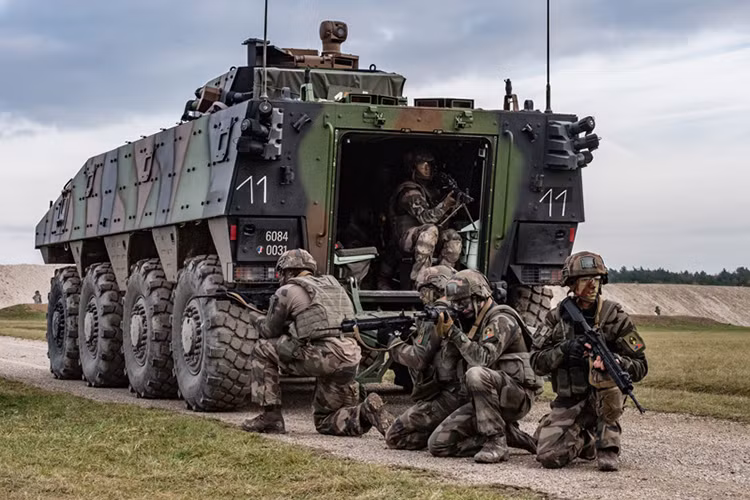 Về trang bị Lục quân Pháp nắm trong tay hơn 500 xe tăng và xe bọc thép chiến đấu, cùng với đó là hơn 5.700 phương tiện bọc thép các loại. Lực lượng xương sống của Lục quân Pháp được tạo thành từ những cái tên khá nổi trội như xe tăng AMX Leclerc, AMX-10 RC, xe bọc thép đa năng VBCI... Nguồn ảnh: wikimedia.