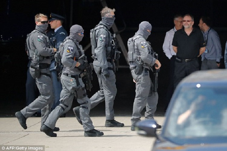 Việc Đặc nhiệm Anh sử dụng SIG MCX cho thấy họ đang muốn hướng tới một loại vũ khí có khả năng tác chiến hiệu quả hơn các dòng tiểu liên có trong trang bị trước đây, vốn có tầm bắn hạn chế và độ sát thương không cao. Và với nhiệm vụ đặc biệt như bảo vệ Tổng thống Mỹ và ở đây họ không có chỗ cho mọi sai lầm. Nguồn ảnh: Daily Mail.