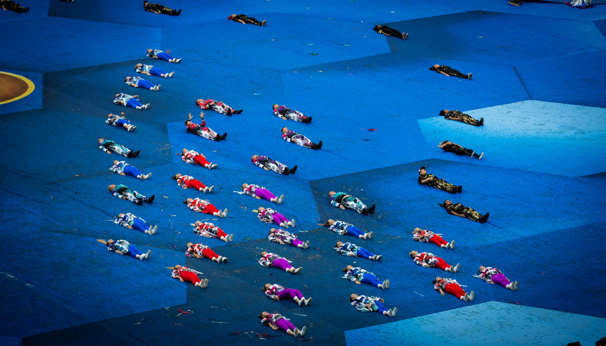 Nước Nga luôn kỳ công trong những màn vũ đạo tập thể với trạng phục bắt mắt, sặc sỡ. Ảnh: Thanh Tuấn.