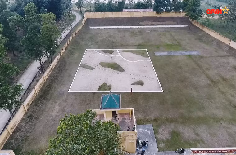 Theo đó để người chiến sĩ pháo binh (khách mời chương trình “Sao nhập ngũ”) nắm chắc các quy tắc bắn, chỉ huy bắn các bài bắn pháo binh trong nhiệm vụ huấn luyện cũng như sẵn sàng chiến đấu, Lữ đoàn pháo binh 45 đã thử thách các pháo thủ của chúng ta với bài huấn luyện bắn pháo sa bàn. Trong ảnh là trận địa mục tiêu giả định tại Lữ đoàn pháo binh 45 được sử dụng cho nhiệm vụ huấn luyện pháo thủ. Nguồn ảnh: QPVN.