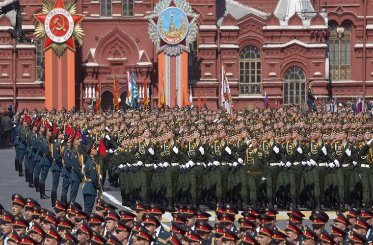 Theo thống kê lễ duyệt binh nhân Ngày 9/5 trong năm nay của Nga có sự tham gia của hơn 12.500 người cùng 150 phương tiện cơ giới mặt đất và ít nhất 50 máy bay quân sự các loại cho một lễ duyệt binh kéo dài hơn 1 giờ đồng hồ trên Quảng trường Đỏ. Ở đây có thể thấy người Nga thực sự biết cách tận dụng những gì mình có phô trương thanh thế. Nguồn ảnh: Boston Herald.