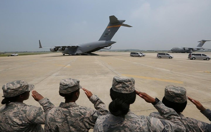 Các binh sĩ Mỹ đồn trú tại căn cứ Osan giơ tay chào trong buổi lễ tiếp nhận.