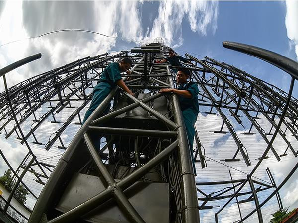 Với tinh thần tự lực, tự cường, đoàn kết quyết tâm cao, trong nhiều năm qua, Trạm Ra đa 50 luôn hoàn thành tốt nhiệm vụ được giao, không để sai, sót, lọt, chậm hoặc hoang báo, góp phần bảo vệ sự bình yên của bầu trời phía Nam Tổ quốc. Ảnh: Bảo quản khí tài sau phiên trực ban sẵn sàng chiến đấu.