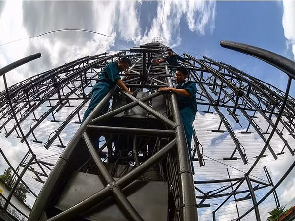 Với tinh thần tự lực, tự cường, đoàn kết quyết tâm cao, trong nhiều năm qua, Trạm Ra đa 50 luôn hoàn thành tốt nhiệm vụ được giao, không để sai, sót, lọt, chậm hoặc hoang báo, góp phần bảo vệ sự bình yên của bầu trời phía Nam Tổ quốc. Ảnh: Bảo quản khí tài sau phiên trực ban sẵn sàng chiến đấu.