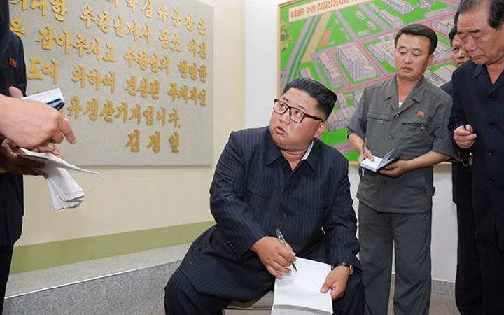 Nhà lãnh đạo Triều Tiên cũng cho rằng nhà máy này đang được vận hành một cách cẩu thả, “không dựa vào hiện đại hóa thông minh và ứng dụng công nghệ”.