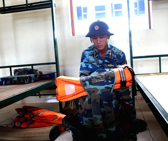 Chuẩn bị nội vụ, tư trang trước khi hành quân ứng cứu nhân dân.