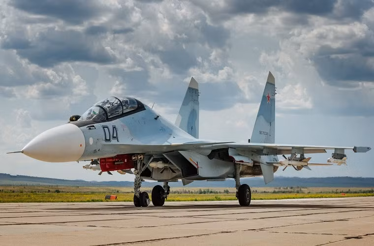 Su-30 là một tiêm kích cơ đa nhiệm 2 chỗ ngồi do Nga sản xuất. Máy bay này có khả năng cơ động và nhào lộn rất tốt. Việc sản xuất hàng loạt tiêm kích Su-30 bắt đầu vào năm 1992.