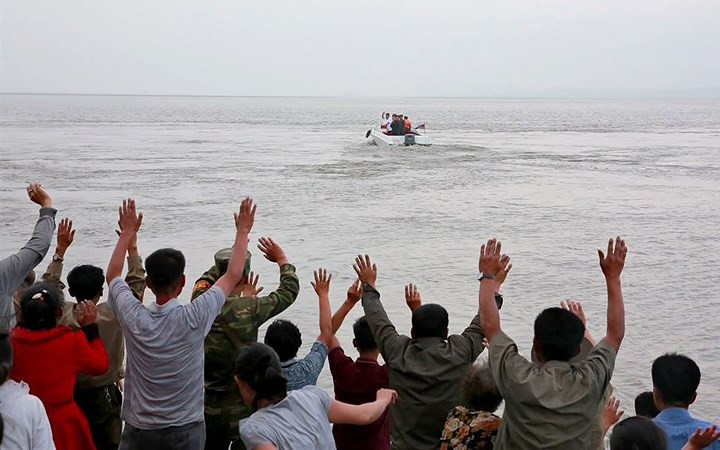 Người dân Sindo vẫy chào tạm biệt nhà lãnh đạo Kim Jong-un khi ông lên thuyền trở về đất liền.