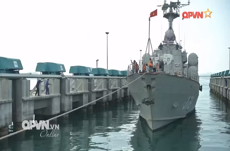 Chính vì vậy, không chỉ làm chủ và sử dụng hiệu quả các tàu ngầm Kilo được trang bị, hiện tại Việt Nam còn đang tiến tới việc tự bảo dưỡng và sửa chữa nhỏ đối với các tàu ngầm có trong biên chế thông qua công nghệ được chuyển giao từ các đối tác nước ngoài. Góp phần đáng kể vào việc duy trì sức mạnh lực lượng tác chiến đặc biệt này. Nguồn ảnh: QPVN.