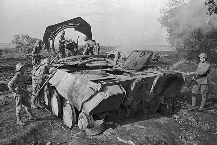 Trong trận đấu tăng nổi tiếng ở khu vực Prokhorovka vào ngày 12/7/1943, mỗi phe quăng vào trận gần 1.000 xe tăng. Hai bên giằng co quyết liệt. Trong ảnh là một pháo tự hành Đức bị Hồng quân phá hủy.