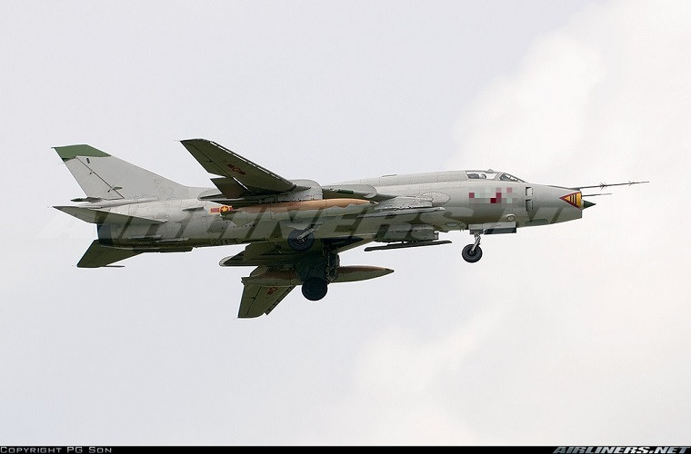 Thời điểm xảy ra vụ việc, phi công đang thực hiện bài bay khoan, lộn theo dòng xoáy rất phức tạp. Đại úy Nghị từng thực hiện bài bay này nhiều lần trước đó. Khi hi sinh, Đại úy Trần Thanh Nghị là Biên đội trưởng, phi công cấp 3 và có nhiều kinh nghiệm với trên 500 giờ bay. Nguồn ảnh: Airliners.net.