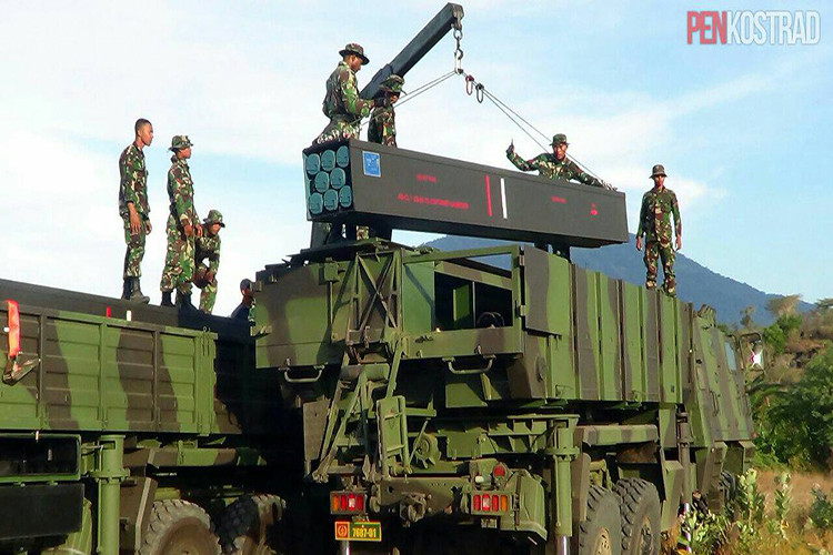 Nếu so sánh với các mẫu MLRS khác trong khu vực như BM-21 Grad của Việt Nam hay M142 HIMARS của Singapore, Astros II không thực sự quá nổi bật thế nhưng nó là có một lợi thế mà các mẫu MLRS khác trong khu vực không có đó là khả năng triển khai nhiều dòng đạn rocket khác nhau cho từng loại nhiệm vụ nhất định. Nguồn ảnh: Kostrad.